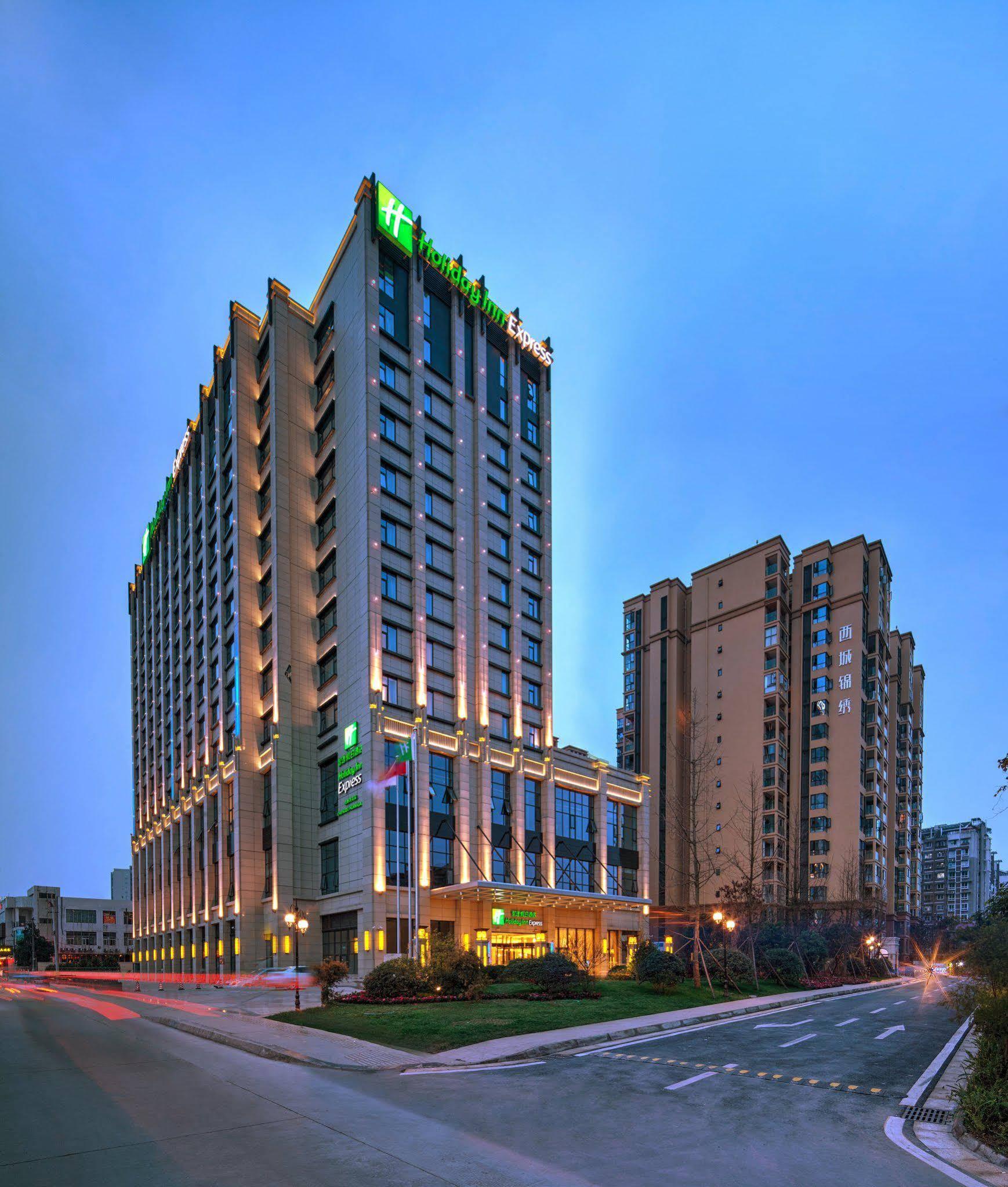 Holiday Inn Express Chengdu Huanhuaxi By Ihg-Near Jinsha Site Musem,Near Wuhou Temple Museum,Welcome Drinks,Free Gym,Free Self-Service Laundry Чэнду Экстерьер фото
